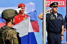 22 08 2025 Ростовчане развернули 60-метровый триколор в День государственного флага