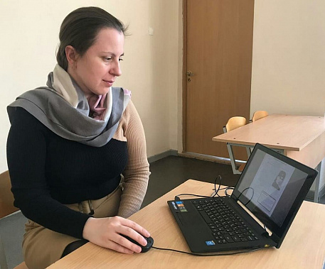 Работы юных исследователей оценивает  руководитель филиала общества  Знание в Ростовской области Жанна Метелкина