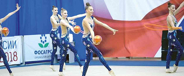 Ростовчанки демонстрируют упражнения с мячами. Фото с сайта «Ростов-город»