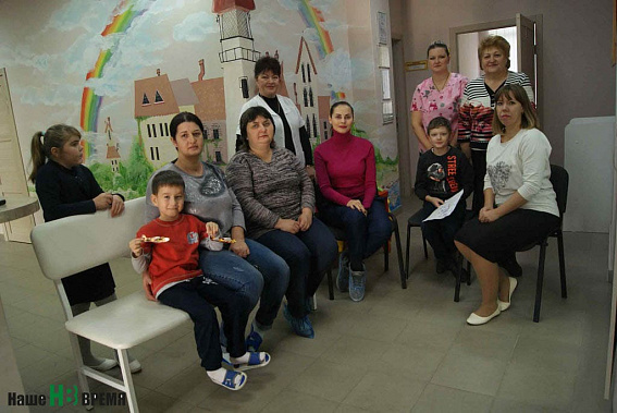 Мамы особенных детей и специалисты центра очень хотят, чтобы «Шаг вместе» жил и развивался дальше. Но деньги президентского гранта заканчиваются, а помощь пока не поступала. Мамы особенных детей и специалисты центра очень хотят, чтобы «Шаг вместе» жил и развивался дальше. Но деньги президентского гранта заканчиваются, а помощь пока не поступала.