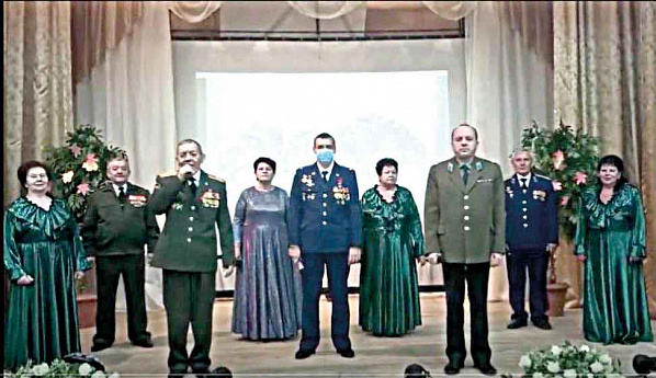 Едут по Берлину наши казаки» в исполнении ансамбля «Донские зори».