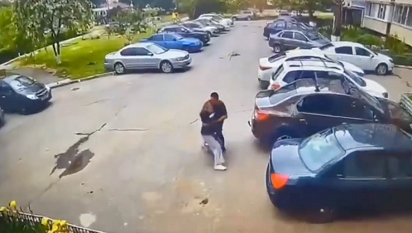 Попытка похищения попала на камеры слежения. Источник фото: видеозапись.