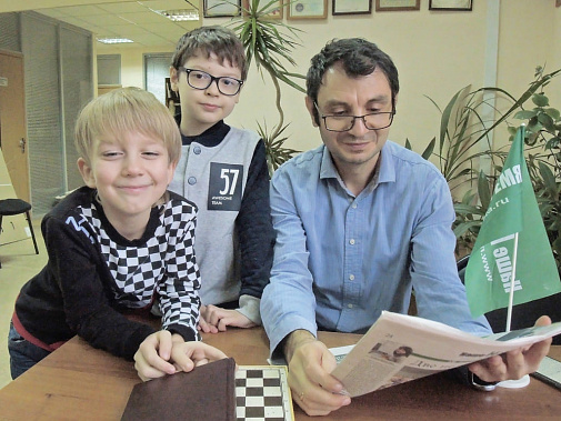 В гостях у редакции «Нашего времени» участники детско-юношеского шахматного сообщества «Наше время – 100» Андрей ЛУСПИКАЕВ, Аркадий МАЩЕНКО и тренер Ованес ЛУСПИКАЕВ. Их команда стала призером соревнований «Белая ладья».