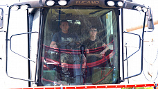 В Октябрьском (с.) районе уборку урожая ведут наперегонки  с дождем