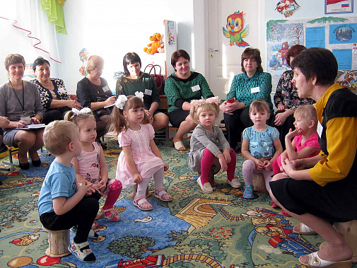 Собравшись в кружки по интересам, ребятня увлеченно занимается своими делами, а воспитатель тактично наблюдает за процессом, иногда помогая кому-то из детей.