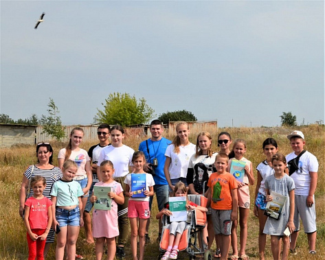 Ведущий научный сотрудник Южного научного центра РАН кандидат биологических наук Рамиз Савицкий в станице Ермаковской; аисты, которых он видит в гнездовье, улетели и больше не вернулись. Почему? Ответы на этот вопрос интересуют и станичников, и ученых...