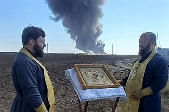 Неподалёку от горящего в городе Пролетарске хранилища ГСМ состоялся молебен