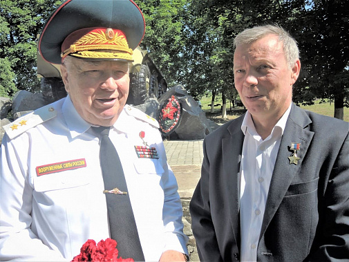 Ветеран морской пехоты Герой России Геннадий Азарычев со своим старшим товарищем Героем Советского Союза генералом Владимиром Неверовым.