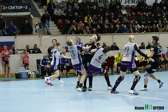 На площадке шла жесткая борьба...