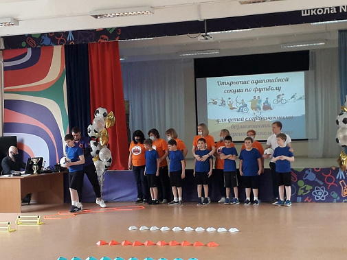 На занятиях с особенными детьми часто присутствуют их родители. Ребятам так спокойнее и веселее.