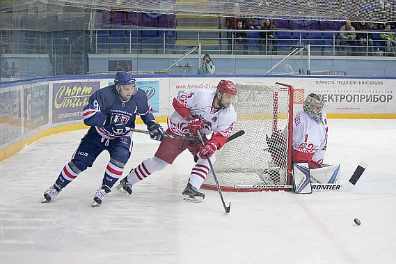 В матчах с «Чебоксарами» ростовчанам (красно-белые) явно не везло... Фото с сайта www.hс-rostov.ru