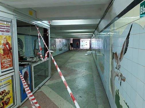 В ростовском подземном переходе рядом с Центральным рынком продолжают убирать ларьки