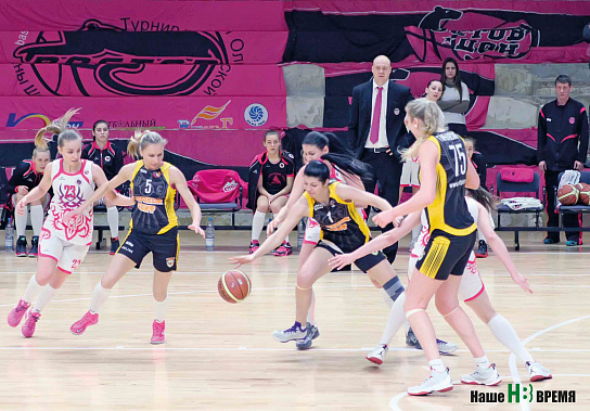 Гости (темная форма) на равных сражались с ростовчанками.