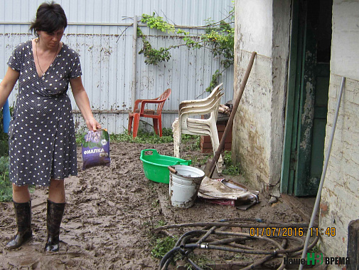 После наводнения двор Наталья будет приводить в порядок еще долго.