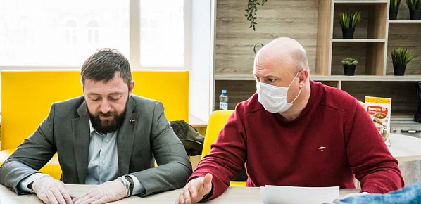 Координаторы проекта Алексей Зотьев и Андрей Кудряков обсуждают  план действий на ближайший день.