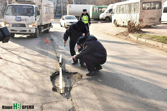 По ГОСТу допустимые дефекты дорожного покрытия не должны превышать 5х15х60 см.