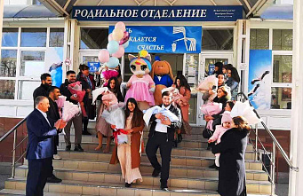 В Ростовской области выписали из роддома первую в этом году тройню