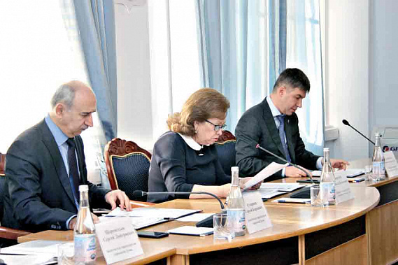 Председатель городской думы – глава города Ростова-на-Дону Зинаида НЕЯРОХИНА предложила кандидату поделиться с депутатами своим видением перспективы работы Департамента имущественно-земельных отношений. Председатель городской думы – глава города Ростова-на-Дону Зинаида НЕЯРОХИНА предложила кандидату поделиться с депутатами своим видением перспективы работы Департамента имущественно-земельных отношений.