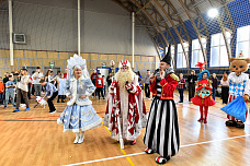 В гости к ребятам пришли не только Дед Мороз со Снегурочкой, но и циркачи