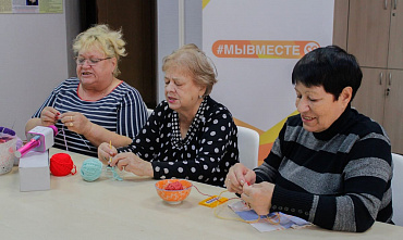 Теплые вещи вяжут «серебряные» волонтеры для участников СВО