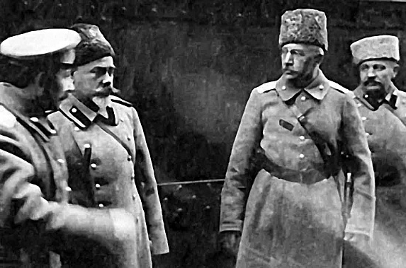 Командный состав добровольческой армии: генералы А. П. Богаевский, А. И. Деникин, П. Н. Краснов. Станция Чир. 1918 г. Фото с сайта www.wikipedia.org