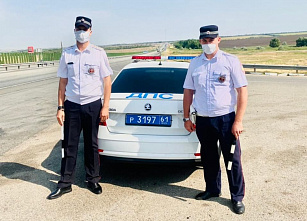 Донские автоинспекторы помогли уехать на море пассажирам сломавшегося автобуса