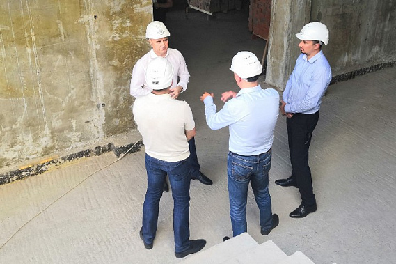 На внимке: заместитель губернатора И. Сорокин (крайний слева) на стройплощадке будущего завода. Источник фото: donland.ru 