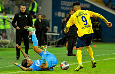 В первом полуфинальном матче розыгрыша Кубка России  футболисты «Ростова» уступили питерскому «Зениту»