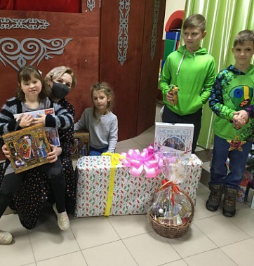В семью Хрусталевых приехала министр общего и профессионального образования Ростовской области Лариса Балина с двумя племянниками, они подружились с Аделиной и сделали фото на память. Аделина – на руках у Ларисы Валентиновны.