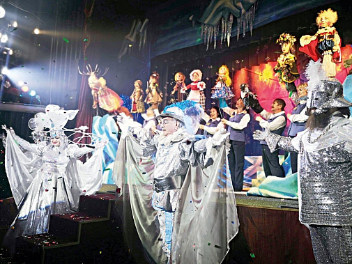 Спектакль «Снежная королева». Выход артистов на поклон. Фото из архива театра