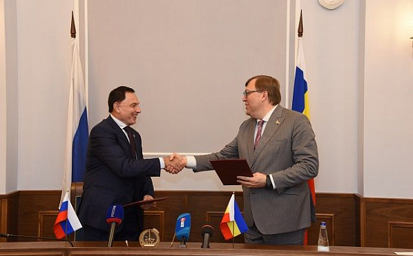 На снимке: после подписания соглашения. Рукопожатие А. Ищенко (справа) и Г. Джелаухова