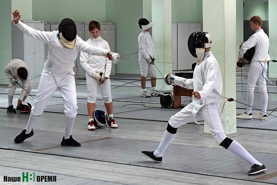 На дорожке сошлись юные мастера шпаги.