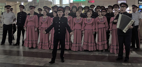 На ростовских вокзалах молодые казаки перед Днем Победы устроили  песенные флешмобы