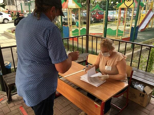 Батайчанин Александр Кашаев пришел на придомовой избирательный участок после работы: «Это очень удобно и экономит время». Батайчанин Александр Кашаев пришел на придомовой избирательный участок после работы: «Это очень удобно и экономит время».