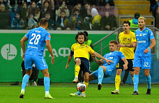 В первом полуфинальном матче розыгрыша Кубка России  футболисты «Ростова» уступили питерскому «Зениту»