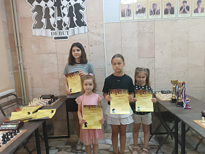 В ростовском шахматном клубе «Дебют» начали серию рапидов к Дню России