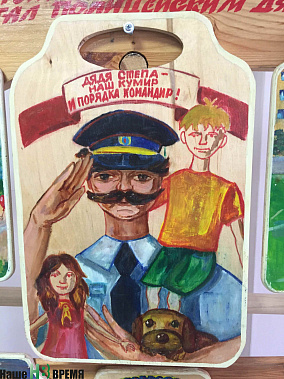 На детских рисунках полицейский – обязательно добрый и сильный.