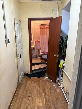 Вместо пола в ванной квартиры № 11 - огромная дыра. Источник фото: телеграм-канал С. Камбуловой.