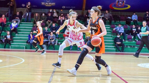 За мяч борется ростовчанка Вероника ПАВЛЮЧЕНКО (№ 71), набравшая в матче 26 очков.Фото с сайта БК «Ростов-Дон-ЮФУ»