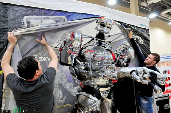 Еще минута – и Роботрон готов будет встречать гостей фестиваля науки.