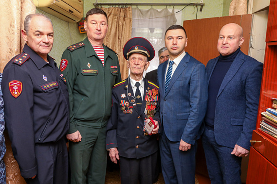  Ростовскому фронтовику Петру Павловичу Голышкину вручили медаль