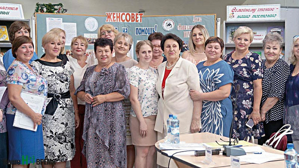 Женщины-активистки находят время и силы, чтобы протянуть руку помощи другим ( в центре, четвертая справа – Валентина Ивановна МАРЕЕВА).