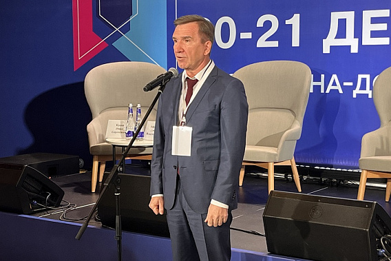 И. Гуськов: «Мы работаем над тем, чтобы как можно скорее восстановить и железнодорожное сообщение, и по воде».  Источник фото: пресс-служба губернатора Ростовской области.