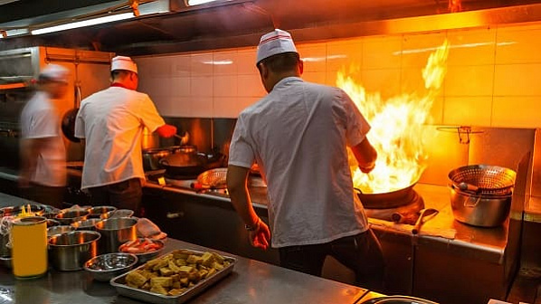 В Ростов повар горячего цеха в среднем зарабатывает 23 тыс. рублей в месяц