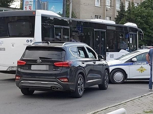 Открывшего стрельбу у ДГТУ водителя привлекут за неуместное применение оружия