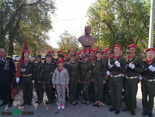 В торжественной церемонии открытия памятника принимали участие и ветераны, и поисковики, и солдаты-срочники, и юнармейцы Зерноградского района. В торжественной церемонии открытия памятника принимали участие и ветераны, и поисковики, и солдаты-срочники, и юнармейцы Зерноградского района.
