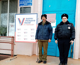 В Миллерово под удалую песню члены избиркома едут к пожилым гражданам на казачьем экипаже...