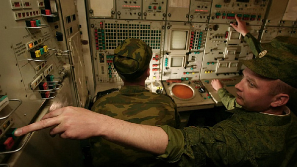 Боевой расчет сил ПВО отражает атаку воздушного противника. Источник фото: russian.rt.com.