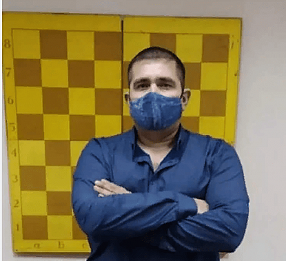 Каменчанин Александр Бутюгин, он успешно выступает в составе донской команды на турнирах серии «Lichess Liga 3C»