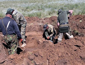 У волгоградского хутора Калмыковского поисковики нашли останки и солдатский медальон фронтовика-дончанина